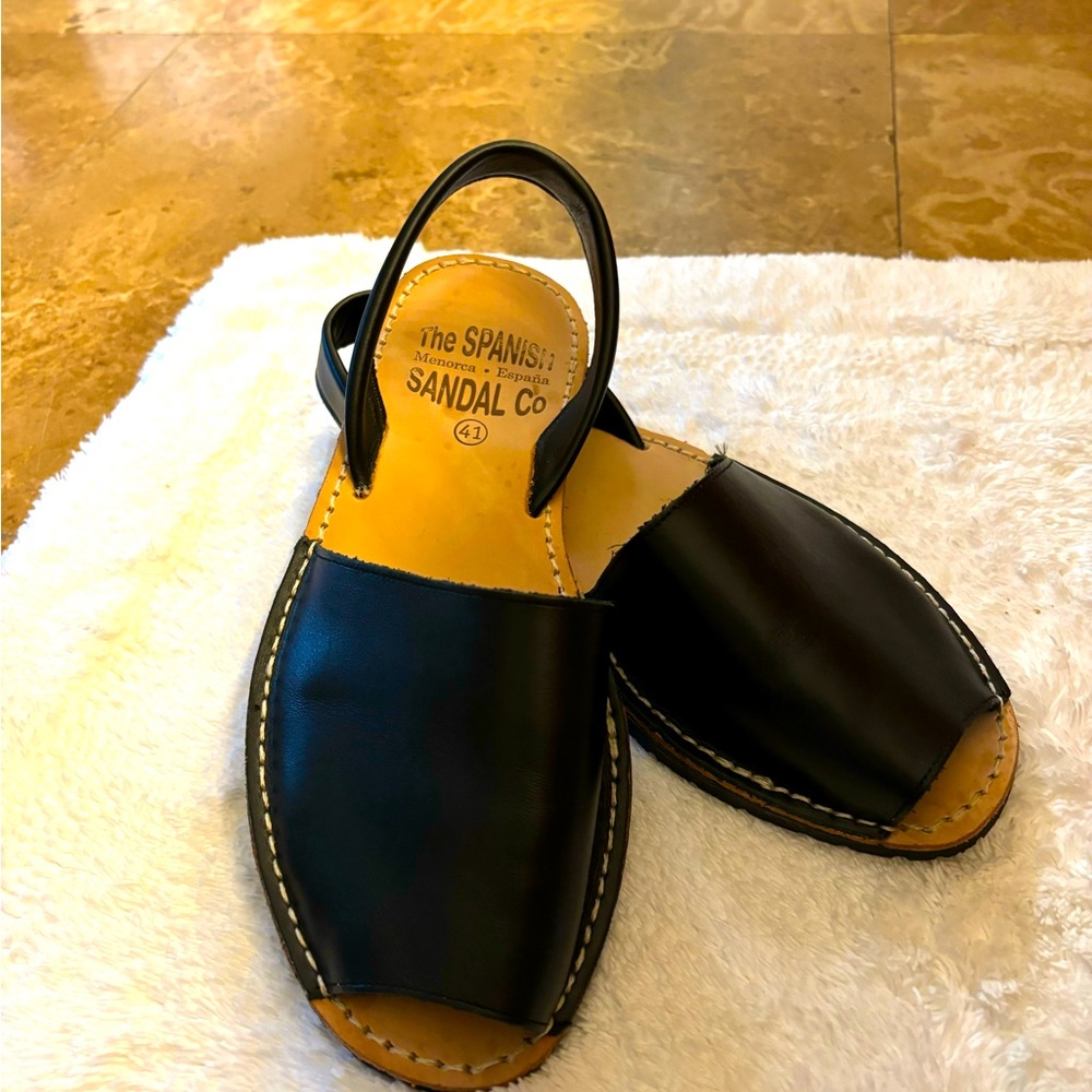 Black Spanish leather sandal with rubber soul.